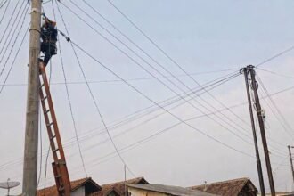 PEMELIHARAAN INFRASTRUKTUR - Petugas PLN Icon Plus merapikan kabel jaringan di Batang. Perapian kabel merupakan bagian dari pemeliharaan infrastruktur untuk memelihara keandalan layanan.