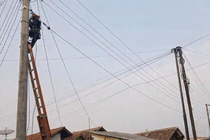 PEMELIHARAAN INFRASTRUKTUR - Petugas PLN Icon Plus merapikan kabel jaringan di Batang. Perapian kabel merupakan bagian dari pemeliharaan infrastruktur untuk memelihara keandalan layanan.