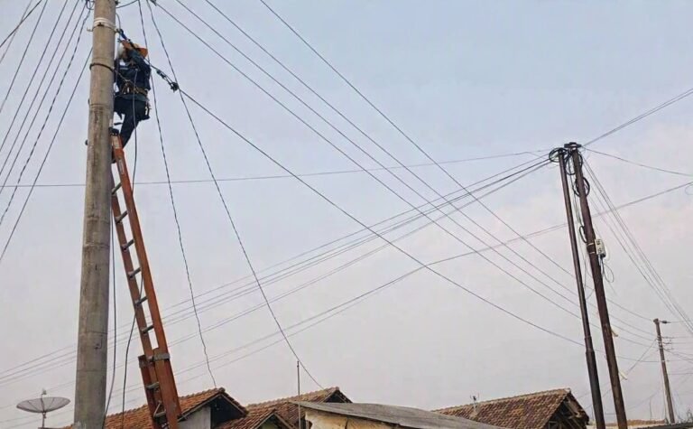 PEMELIHARAAN INFRASTRUKTUR - Petugas PLN Icon Plus merapikan kabel jaringan di Batang. Perapian kabel merupakan bagian dari pemeliharaan infrastruktur untuk memelihara keandalan layanan.
