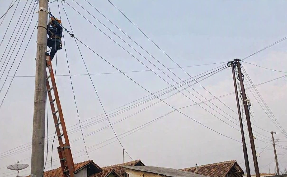 PEMELIHARAAN INFRASTRUKTUR - Petugas PLN Icon Plus meripakan kabel jaringan di Batang. Perapian kabel merupakan bagian dari pemeliharaan infrastruktur untuk memeliharan keandalan layanan.