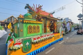PAWAI MTQ--Mobil hias dari Provinsi Riau tampil dalam rangkaian pawai MTQ di Kota Semarang, Sabtu (12/9/2026). (bae)