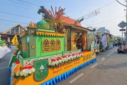 PAWAI MTQ--Mobil hias dari Provinsi Riau tampil dalam rangkaian pawai MTQ di Kota Semarang, Sabtu (12/9/2026). (bae)