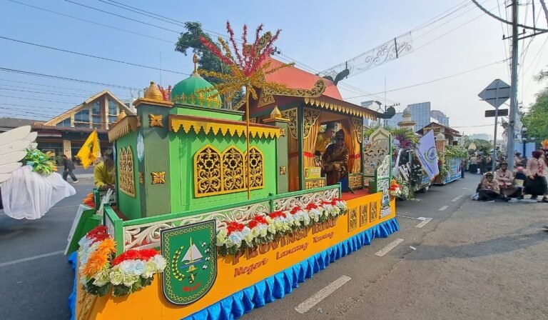 PAWAI MTQ--Mobil hias dari Provinsi Riau tampil dalam rangkaian pawai MTQ di Kota Semarang, Sabtu (12/9/2026). (bae)