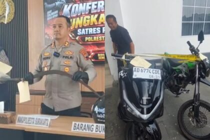 BARANG BUKTI - Petugas kepolisian menunjukkan barang bukti celurit dan sepeda motor yang digunakan remaja asal Sragen yang acung-acungkan senjata tajam di Underpass Joglo, Kota Solo.