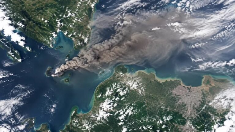 ABU VULKANIK: Citra satelit menunjukkan sebaran abu vulkanik Gunung Anak Krakatau yang telah masuk ke sebagian wilayah Jakarta dan sejumlah daerah di sekitarnya, Minggu (6/9/2026). (ist)