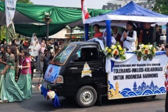 PAWAI TAARUF--Rombongan FKUB mengusung tema toleransi dengan menampilkan tokoh lintas agama di Pawai Taaruf MTQ Nasional XXXI di Kota Semarang, Sabtu (12/9/2026). (bae)