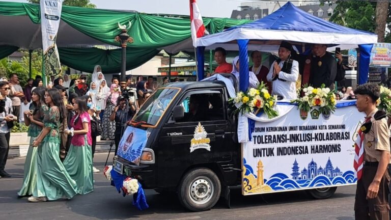 PAWAI TAARUF--Rombongan FKUB mengusung tema toleransi dengan menampilkan tokoh lintas agama di Pawai Taaruf MTQ Nasional XXXI di Kota Semarang, Sabtu (12/9/2026). (bae)