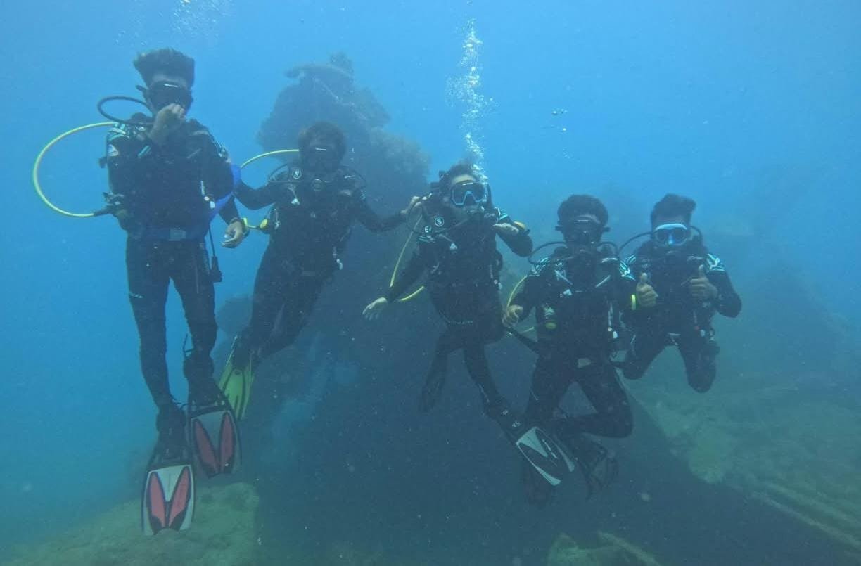 BERLATIH DIVING--Warga Karimunjawa Jepara mengikuti pelatihan diving yang digelar Bandara Ahmad Yani Semaramg. (ist)