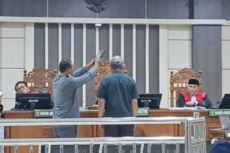 SAKSI AHLI--Guru Besar Fakultas Hukum Unair, Prof Nur Basuki diambil sumpah saat menjadi ahli meringankan sidang terdakwa Bupati Pati, Sudewo, Rabu (2/9/2026). (bae)