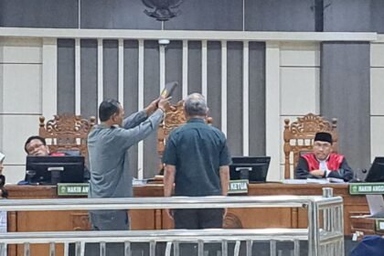 SAKSI AHLI--Guru Besar Fakultas Hukum Unair, Prof Nur Basuki diambil sumpah saat menjadi ahli meringankan sidang terdakwa Bupati Pati, Sudewo, Rabu (2/9/2026). (bae)