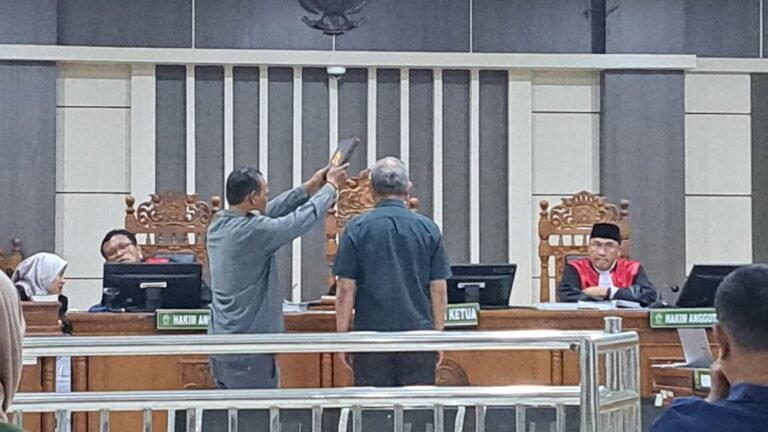SAKSI AHLI--Guru Besar Fakultas Hukum Unair, Prof Nur Basuki diambil sumpah saat menjadi ahli meringankan sidang terdakwa Bupati Pati, Sudewo, Rabu (2/9/2026). (bae)
