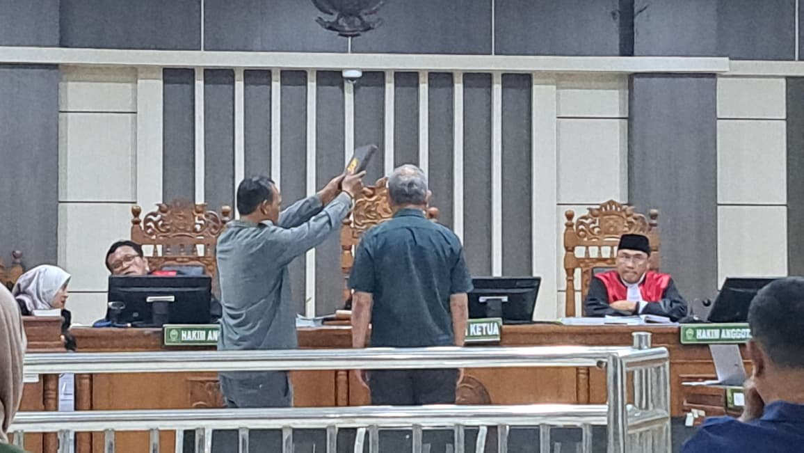 SAKSI AHLI--Guru Besar Fakultas Hukum Unair, Prof Nur Basuki diambil sumpah saat menjadi ahli meringankan sidang terdakwa Bupati Pati, Sudewo, Rabu (2/9/2026). (bae)