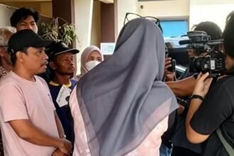 LAPOR POLISI--Warga terdampak proyek mal bersama pendamping hukumnya memberi keterangan pers usai melapor ke polisi. (ist)