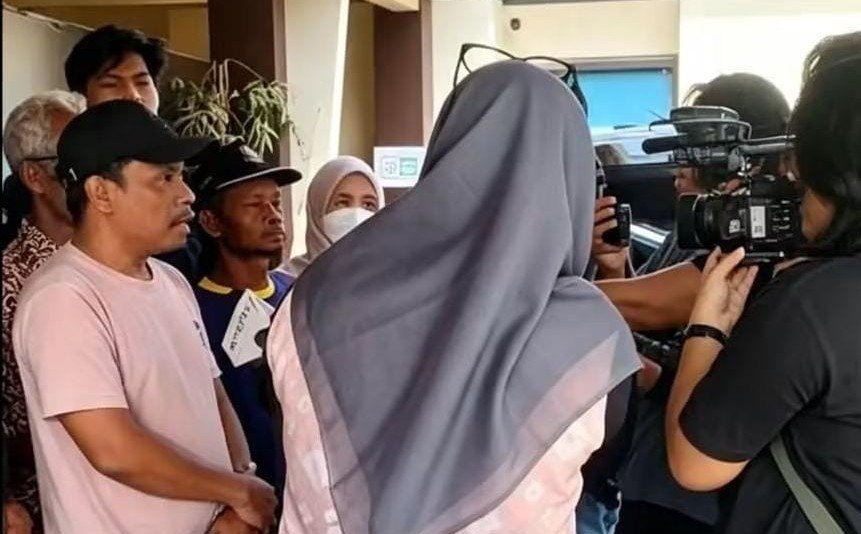 LAPOR POLISI--Warga terdampak proyek mal bersama pendamping hukumnya memberi keterangan pers usai melapor ke polisi. (ist)