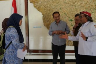 BERTUKAR PIKIRAN - Bupati Temanggung Agus Gondrong berbincang hangat dengan peneliti BRIN, yang meneliti dampak aturan pembatasan tar dan nikotin untuk petani dan industri tembakau nasional.