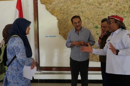 BERTUKAR PIKIRAN - Bupati Temanggung Agus Gondrong berbincang hangat dengan peneliti BRIN, yang meneliti dampak aturan pembatasan tar dan nikotin untuk petani dan industri tembakau nasional.
