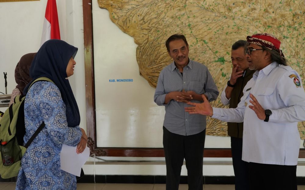 BERTUKAR PIKIRAN - Bupati Temanggung Agus Gondrong berbincang hangat dengan peneliti BRIN, yang meneliti dampak aturan pembatasan tar dan nikotin untuk petani dan industri tembakau nasional.