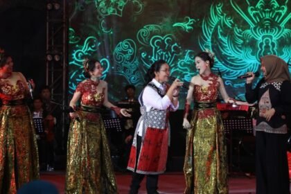 FESTIVAL KOTA LAMA--Wali Kota Semarang Agustina Wilujeng (ketiga kanan) berada di panggung rangkaian Festival Kota Lama 2025 lalu. (ist)
