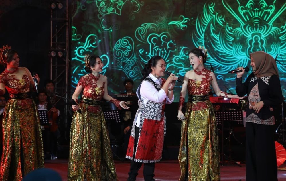 FESTIVAL KOTA LAMA--Wali Kota Semarang Agustina Wilujeng (ketiga kanan) berada di panggung rangkaian Festival Kota Lama 2025 lalu. (ist)