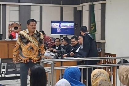 SAKSI SIDANG--Eks terpidana korupsi, Mudasir (baju batik) bersaksi di sidang terdakwa Bupati Sudewo, Rabu (2/9/2026). (bae)