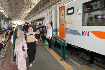 PENUMPANG KERETA--Penumpang KA Kaligung turun dari kereta usai menyelesaikan perjalanan di wilayah Daop 4 Semarang. (ist)