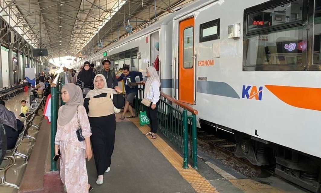 PENUMPANG KERETA--Penumpang KA Kaligung turun dari kereta usai menyelesaikan perjalanan di wilayah Daop 4 Semarang. (ist)
