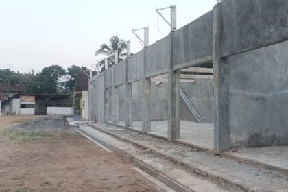 BANGUNAN KOPDES - Pembangunan gedung Koperasi Desa Merah Putih (KDMP) di Dusun Denokan, Desa Gondoriyoh, Kecamatan Jambu, Kabupaten Semarang, belum rampung. (dul)