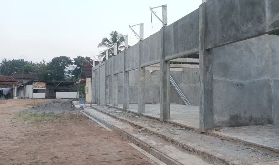 BANGUNAN KOPDES - Pembangunan gedung Koperasi Desa Merah Putih (KDMP) di Dusun Denokan, Desa Gondoriyoh, Kecamatan Jambu, Kabupaten Semarang, belum rampung. (dul)