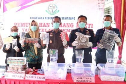MUSNAHKAN NARKOBA--Pejabat Kejari Kota Semarang dan pihak terkait lainnya memusnahkan narkoba dengan cara diblender, Kamis (3/9/2026). (ist)