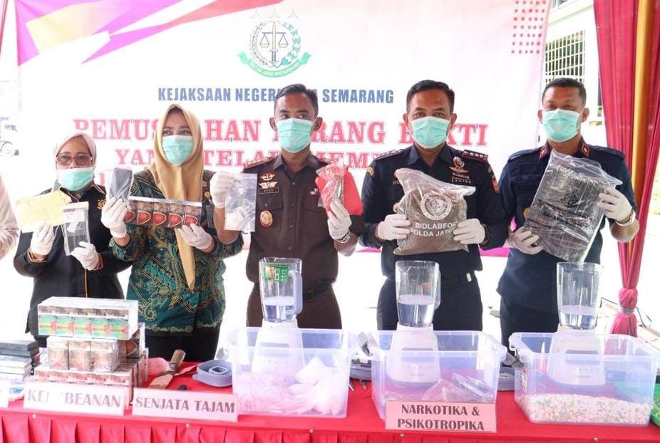 MUSNAHKAN NARKOBA--Pejabat Kejari Kota Semarang dan pihak terkait lainnya memusnahkan narkoba dengan cara diblender, Kamis (3/9/2026). (ist)