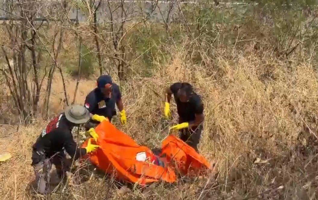 EVAKUASI - Petugas mengevakuasi kerangka manusia dari semak-semak di tebing Tol Jangli, Semarang.