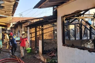 LUDES TERBAKAR-Belasan rumah di lingkungan Asrama Polisi Kota Lama Semarang ludes terbakar, Sabtu (5/9/2026) sore. (bae)
