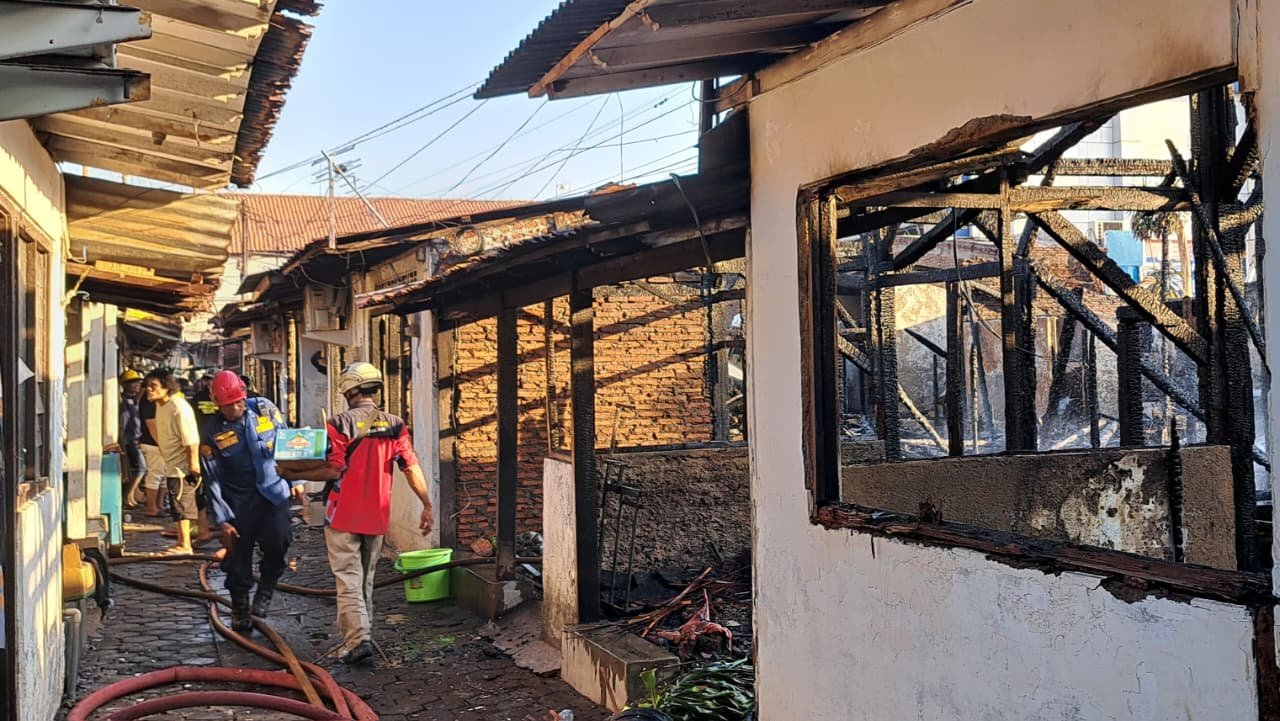 LUDES TERBAKAR-Belasan rumah di lingkungan Asrama Polisi Kota Lama Semarang ludes terbakar, Sabtu (5/9/2026) sore. (bae)