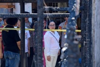 TINJAU KEBAKARAN--Wali Kota Semarang, Agustina Wilujeng (baju putih) meninjau lokasi kebakaran di komples Aspol di Kota Lama, Minggu (6/9/2026). (ist)