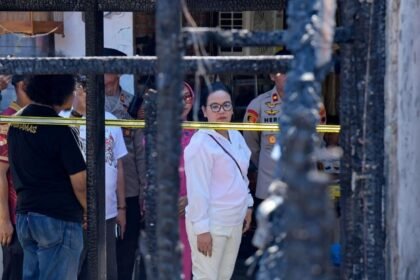 TINJAU KEBAKARAN--Wali Kota Semarang, Agustina Wilujeng (baju putih) meninjau lokasi kebakaran di komples Aspol di Kota Lama, Minggu (6/9/2026). (ist)