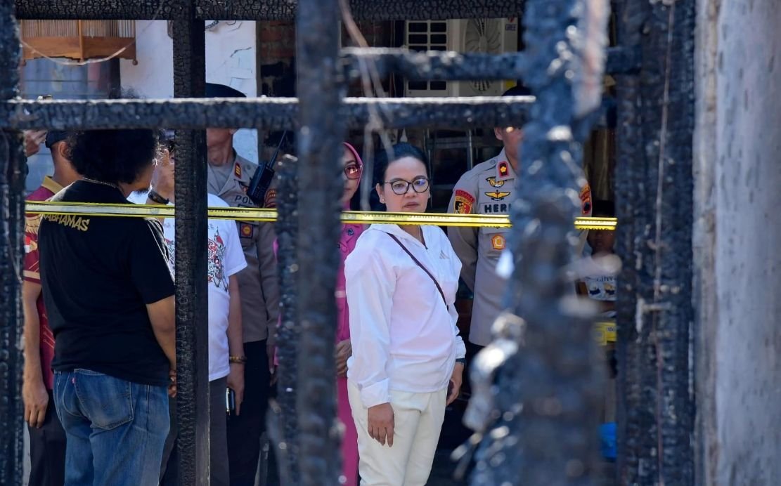 TINJAU KEBAKARAN--Wali Kota Semarang, Agustina Wilujeng (baju putih) meninjau lokasi kebakaran di komples Aspol di Kota Lama, Minggu (6/9/2026). (ist)
