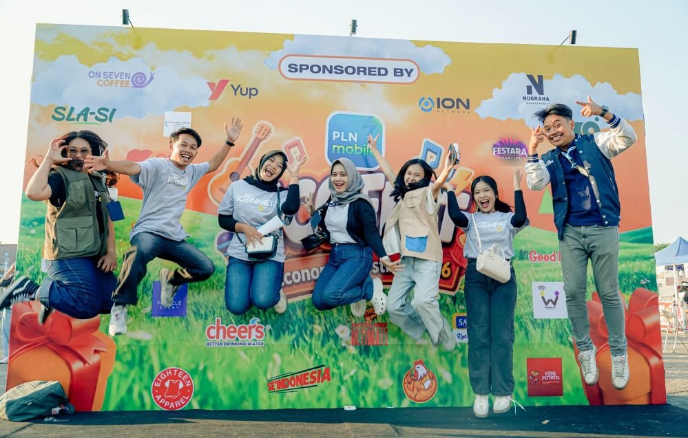 MAGNET PENGUNJUNG - Booth PLN Icon Plus turut menjadi salah satu titik yang menarik perhatian pengunjung Ecofest 2026. Pengunjung dapat mengenal lebih dekat ICONNET, mulai dari paket promo internet rumah tanpa batas kuota, hingga berbagai layanan yang tersedia di PLN Mobile.