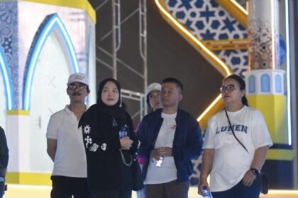 TINJAU VANUE--Wali Kota Semarang, Agustina Wilujeng (pojok kanan) dan rombongan meninjau vanue pusat event MTQ Nasional di Lapangan Pancasila Simpang Lima. (ist)