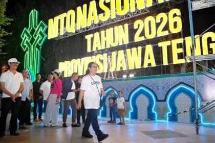 TINJAU VANUE--Wali Kota Semarang, Agustina Wilujeng (depan) dan rombongan meninjau vanue pusat event MTQ Nasional di Lapangan Pancasila Simpang Lima. (ist)