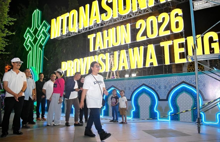 TINJAU VANUE--Wali Kota Semarang, Agustina Wilujeng (depan) dan rombongan meninjau vanue pusat event MTQ Nasional di Lapangan Pancasila Simpang Lima. (ist)