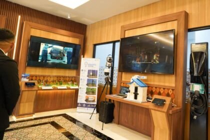 SATUKAN SOLUSI - Kehadiran PLN Hub di Kantor PLN Unit Induk Distribusi (UID) Daerah Istimewa Yogyakarta (DIY) hadirkan layanan yang terintegrasi bagi pelanggan. Ragam solusi hadir dalam satu layanan.