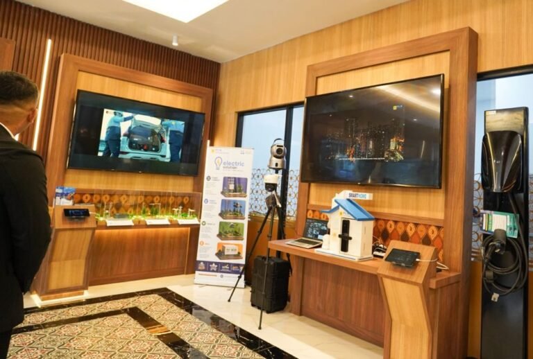 SATUKAN SOLUSI - Kehadiran PLN Hub di Kantor PLN Unit Induk Distribusi (UID) Daerah Istimewa Yogyakarta (DIY) hadirkan layanan yang terintegrasi bagi pelanggan. Ragam solusi hadir dalam satu layanan.