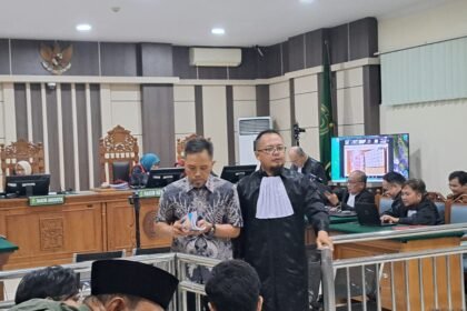 SIDANG KORUPSI--Sekda Cilacap Sadmoko Danardono (baju batik) didampingi penasihat hukumnya saat menjalani sidang kasus korupsi di Pengadilan Tipikor Semarang, Selasa (8/9/2026). (bae)