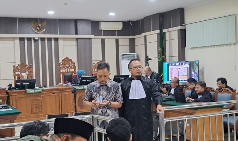 SIDANG KORUPSI--Sekda Cilacap Sadmoko Danardono (baju batik) didampingi penasihat hukumnya saat menjalani sidang kasus korupsi di Pengadilan Tipikor Semarang, Selasa (8/9/2026). (bae)