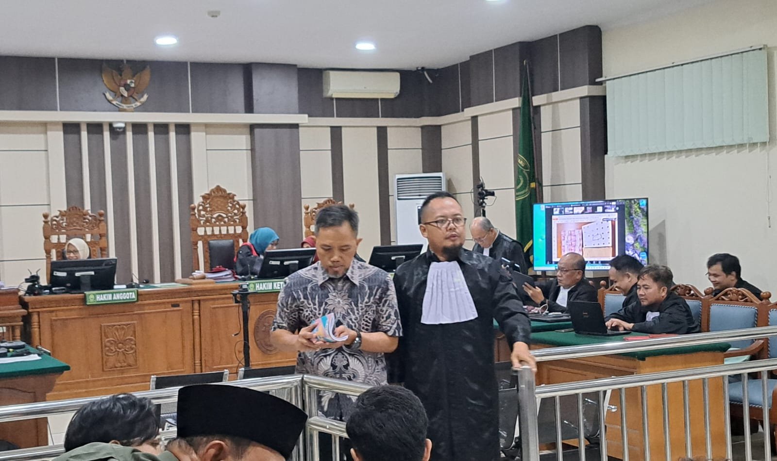 SIDANG KORUPSI--Sekda Cilacap Sadmoko Danardono (baju batik) didampingi penasihat hukumnya saat menjalani sidang kasus korupsi di Pengadilan Tipikor Semarang, Selasa (8/9/2026). (bae)