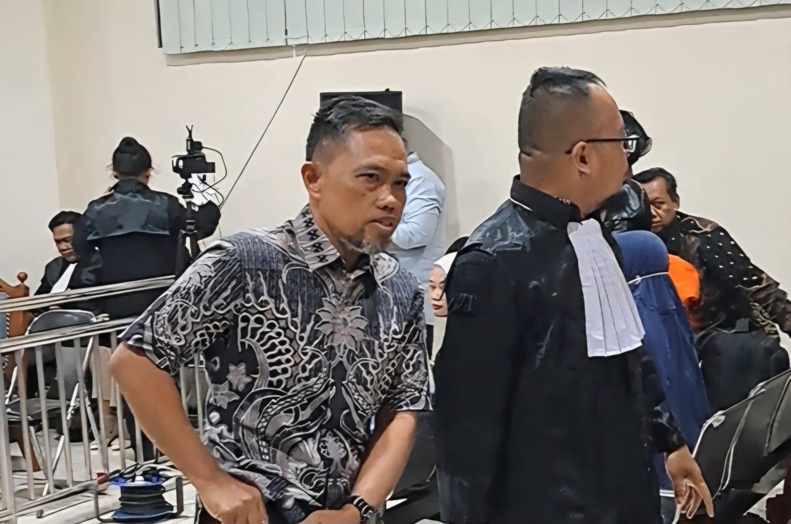 SIDANG KORUPSI--Sekda Cilacap Sadmoko Danardono (baju batik) didampingi penasihat hukumnya usai sidang kasus korupsi di Pengadilan Tipikor Semarang. (bae)