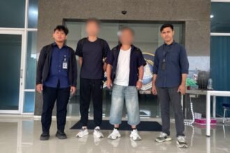 DEPORTASI WNA--Dua WNA Cina (tengah) dideportasi usai terbukti melanggar aturan keimigrasian. (ist)