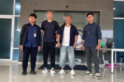 DEPORTASI WNA--Dua WNA Cina (tengah) dideportasi usai terbukti melanggar aturan keimigrasian. (ist)