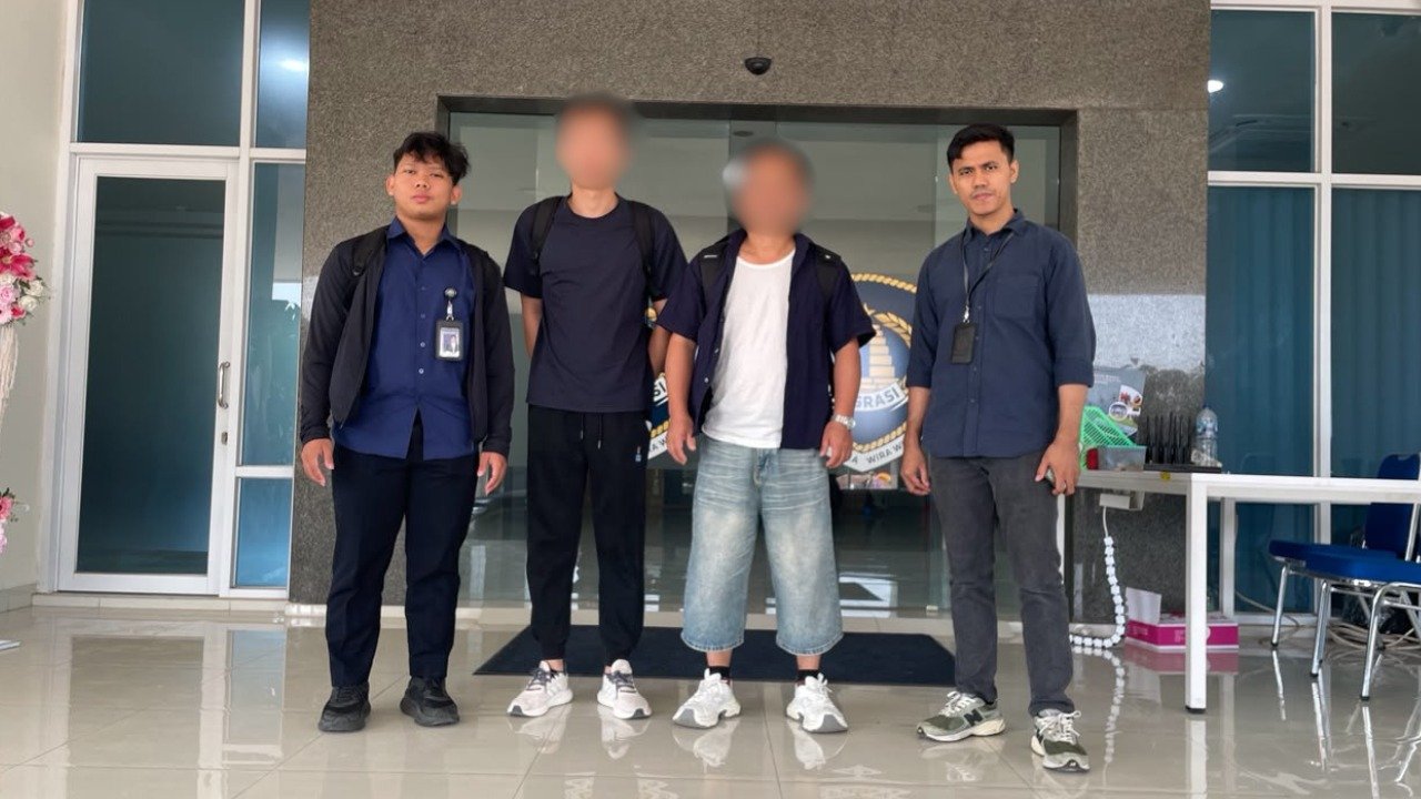 DEPORTASI WNA--Dua WNA Cina (tengah) dideportasi usai terbukti melanggar aturan keimigrasian. (ist)