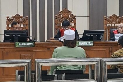 DIVONIS BERSALAH--Gus Yazid (kemeja hijau) duduk mendengarkan vonis putusan kasus TPPU, di Pengadilan Tipikor Semarang, Rabu (9/9/2026). (bae)